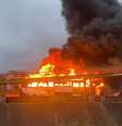 Um dos ônibus com torcedores mineiros foi incendiado  Foto: Reprodução/X/@futebol_info