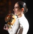  Foto: Franck Fife/AFP via Getty Images - Legenda: Aitana Bonmatí após vencer sua primeira Bola de Ouro, na temporada retrasada / Jogada10