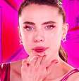 'A Substância': Margaret Qualley assume prótese para ficar com 'corpo perfeito' em filme com Demi Moore.  Foto: Divulgação, Working Title Films / Purepeople