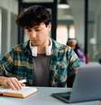 A preparação para a redação do Enem exige domínio da estrutura textual e um repertório sociocultural sólido  Foto: Drazen Zigic | Shutterstock / Portal EdiCase