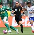 Raphael Veiga em disputa de bola no duelo entre Palmeiras e Fortaleza. (César Greco/Palmeiras).  Foto: Esporte News Mundo