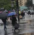 Com a chegada de uma frente fria em São Paulo, pedestres correm e se protegem da chuva repentina e do frio que faz nesta tarde de eleições municipais na Avenida Paulista, região centro-sul da capital paulista, neste domingo (27)  Foto: RENATO S. CERQUEIRA/ATO PRESS/ESTADÃO CONTEÚDO