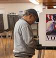Eleitor deposita voto em um local de votação antecipada na Carolina do Norte  Foto: Getty Images / BBC News Brasil