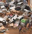 Milhares de carros foram arrastados pelas chuvas  Foto: Getty Images / BBC News Brasil