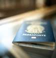 Passaporte brasileiro em uma mesa  Foto: Getty Images / BBC News Brasil
