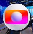 A logomarca da Globo com a redação do 'Jornal Nacional' ao fundo: valorização após lucro em 2023  Foto: Fotomontagem: Sala de TV