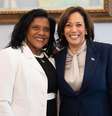 Wanda Kagan e Kamala Harris se tornaram melhores amigas quando estudaram juntas em Westmount, em Montreal, no Canadá  Foto: White House / BBC News Brasil
