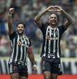  Foto: Pedro Souza / Atlético - Legenda: Deyverson brincou com Hulk / Jogada10