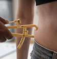 Médico usando adipômetro em pessoa magra.  Foto: Freepik