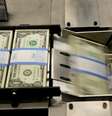 Às 17h42, na B3 o contrato de dólar futuro de primeiro vencimento subia 1,35%, a 5,8870 reais na venda.  Foto: Reuters