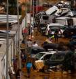Carros empilhados após chuva forte em Valência, na Espanha  Foto: REUTERS/Susana Vera