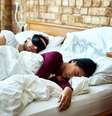 Na sociedade ocidental, muitas pessoas costumam dormir sozinhas ou com um parceiro romântico  Foto: Getty Images / BBC News Brasil