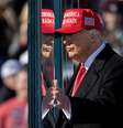 Candidato presidencial republicano e ex-presidente dos EUA, Donald Trump, toca o vidro protetor, durante um comício de campanha, em Lititz, Pensilvâni  Foto: REUTERS/Eloisa Lopez
