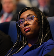 Kemi Badenoch é uma pioneira política com um estilo combativo e tem a missão de renovar seu partido  Foto: Getty Images / BBC News Brasil