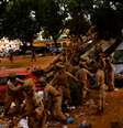 Membros do Exército Espanhol trabalham na limpeza de rua coberta de lama e destroços após enchentes em Massanassa, próximo a Valência, Espanha. (3/11/2014)  Foto: REUTERS/Susana Vera