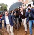 Moradores atiram lama no rei da Espanha, Felipe, após chuvas causarem enchentes em Paiporta, perto de Valência, na Espanha  Foto: REUTERS/Eva Manez