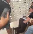 Estudante é empurrado por baixo do portão  Foto: Reprodução