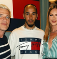 Bruno Gagliasso, Lewis Hamilton e Giovanna Ewbank   Foto: @gioewbank/Instagram/Reprodução / Elas no Tapete Vermelho
