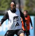 O Ministério Público confirmou a denúncia contra Arturo Vidal e outros jogadores do Colo-Colo nesta segunda-feira (4)  Foto: Divulgação/Colo-Colo - Legenda: Denunciado por agressão sexual, Arturo Vidal comparece à delegacia no Chile / Jogada10