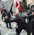 Policiais militares dispersam manifestantes que se reúnem em frente à B3, a Bolsa de Valores de São Paulo, no centro da cidade, nesta segunda-feira, 4, para protestar contra a privatização do Lote Leste das escolas públicas do Estado.  Foto: FÁBIO VIEIRA/FOTORUA/ESTADÃO CONTEÚDO