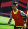 Bruno Henrique recebe amarelo após falta em Soteldo, do Santos, em partida no Mané Garrincha –  Foto: Adriano Fontes/CRF - Legenda: Flamengo emite nota sobre investigações envolvendo Bruno Henrique / Jogada10