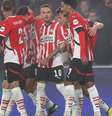  Foto: Dean Mouhtaropoulos/Getty Images - Legenda: Jogadores do PSV comemoram o gol marcado por Tillman / Jogada10