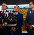 O presidente da Febraban, Isaac Sidney (na foto, entre os ministros Alexandre Padilha, de Relações Institucionais, e Fernando Haddad, da Fazenda).  Foto: Wilton Junior/Estadão / Estadão