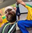 Flagrado de bigode fininho e juliet, Bruno Mars já é considerado brasileiro por fãs  Foto: Reprodução/Instagram / Contigo