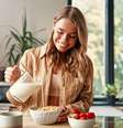 O leite é uma excelente fonte de nutrientes essenciais para a saúde  Foto: ORION PRODUCTION | Shutterstock / Portal EdiCase