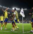 Cristiano Ronaldo fez o dele. Mas o artilheiro do jogo foi Talisca. Brasileiro (de amarelo) faz dois gols na goleada do Al Nassr  Foto: Divulgação / Al Nassr / Jogada10
