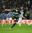  Foto: Justin Setterfield/Getty Images - Legenda: Gyokeres cobra pênalti e faz um de seus três gols neste 4 a 1 do Sporting sobre o Manchester City / Jogada10
