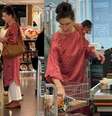 Paola Carosella fazendo compras tranquilamente, sem nenhum sinal de estrelismo  Foto: Sala de TV