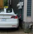 Atualização de software da Tesla causa incidente e deixa carro bloqueado em beco apertado  Foto: Reprodução/Electrek