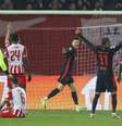 Silas (esq.) marcou o gol sérvio; Casado faz a marcação cerrada –  Foto: Srdjan Stevanovic/Getty Images / Jogada10