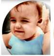 Esse bebê muito fofo quase morreu com 1 mês de vida, e muito jovem se tornou um dos maiores nomes da TV. Reconhece?.  Foto: Reprodução, SBT / Purepeople