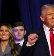 O candidato presidencial republicano e ex-presidente dos EUA, Donald Trump, sobe ao palco com sua esposa Melania e seu filho Barron para discursar em seu comício, no Centro de Convenções do Condado de Palm Beach, em West Palm Beach, Flórida, EUA, em 6 de novembro de 2024.   Foto: REUTERS/Brian Snyder