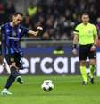  Foto: Marco Luzzani/Getty Images - Legenda: Momento do gol de pênalti marcado por Calhanoglu / Jogada10