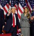 Donald Trump ao lado de sua esposa, Melania Trump, seu filho, Barron Trump, e o vice-presidente eleito, JD Vance, após os primeiros resultados da eleição presidencial de 2024.  Foto: Reuters / BBC News Brasil