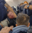 Homem é contido por passageiros após fazer aeromoça de refém e tentar abrir porta de avião  Foto: Reprodução