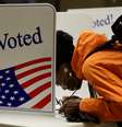 Uma pessoa vota na eleição presidencial de 2024 nesta terça-feira, 5, em Pittsburgh, Pensilvânia, Estados Unidos.  Foto: REUTERS/Quinn Glabicki