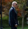 O presidente dos Estados Unidos, Joe Biden, anda pelo jardim da Casa Branca. (4/11/2024)  Foto: REUTERS/Nathan Howard