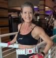 Depois de tentar vários medicamentos sem sucesso para as dores que sentia,  aos 54 anos, Monica seguiu uma recomendação médica e procurou uma academia  Foto: Reprodução: Instagram/monicabousquet
