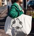 Símbolo da reciclagem, com três setas que formam um triângulo, representa os processos de "produção", "consumo" e "reciclagem"  Foto: Oscar Wong/GettyImages