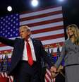 Donald Trump ao lado de sua esposa, Melania, que o acompanhou durante todo o dia de votação  Foto: REUTERS