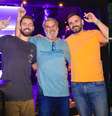 Matheus Costa, o irmão e o pai em frente ao Mazé, bar conceitual em Copacabana, no Rio de Janeiro.  Foto: Divulgação