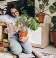Mulher cultivando plantas em casa.  Foto: Freepik