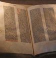 Estima-se que, dessa primeira produção, que leva o nome de Gutenberg, tenham sido prensadas 180 cópias da Bíblia. Impressas, rubricadas e iluminadas (quando as letras capitulares são pintadas de forma decorativa) à mão.  Foto: Moses wikimedia commons / Flipar