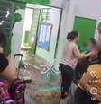 Crianças e professores ficam ilhados após creche ser inundada em Osasco.  Foto: Reprodução/Instagram/@baruericonecta / Estadão