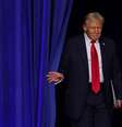 Trump subindo ao palco na Flórida após vitória  Foto: Reuters / BBC News Brasil