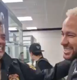 Neymar brinca ao ser abordado por agente da Polícia Federal  Foto: Reprodução/X/Fortaleza
